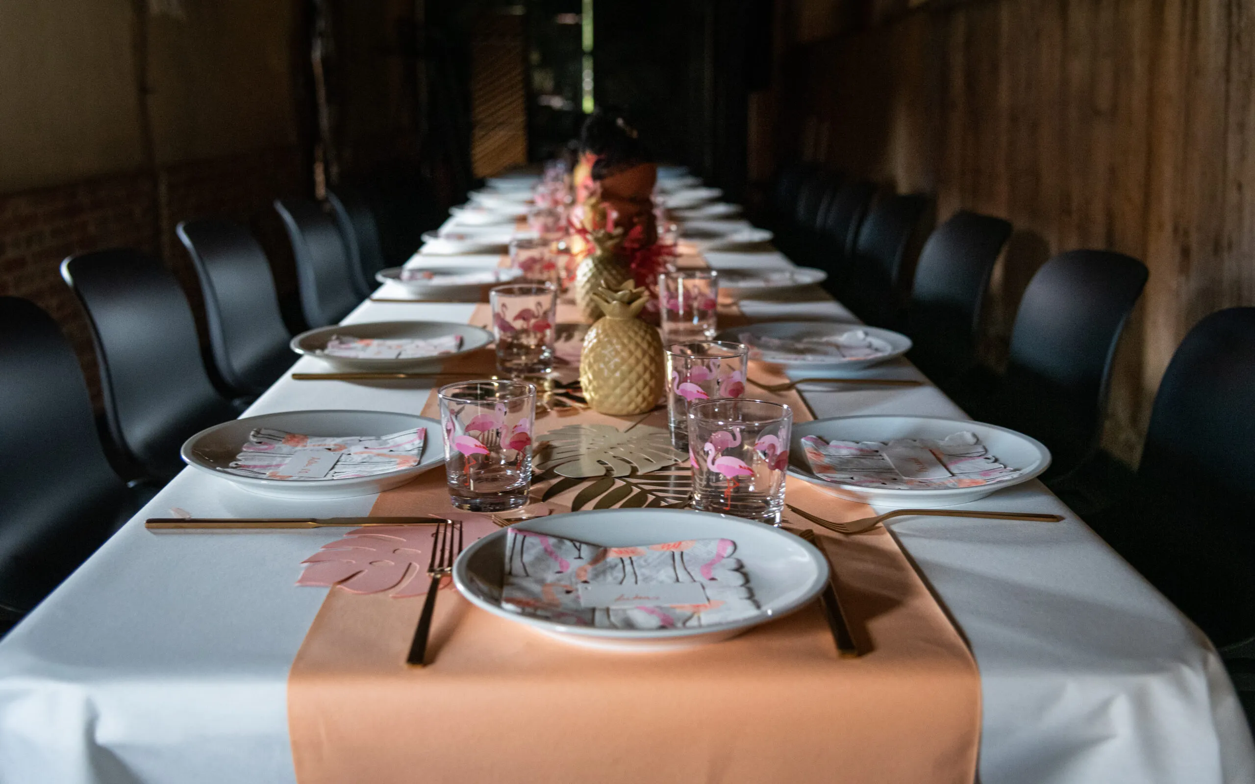 Feestelijk gedekte lange tafel voor een verjaardagsfeest