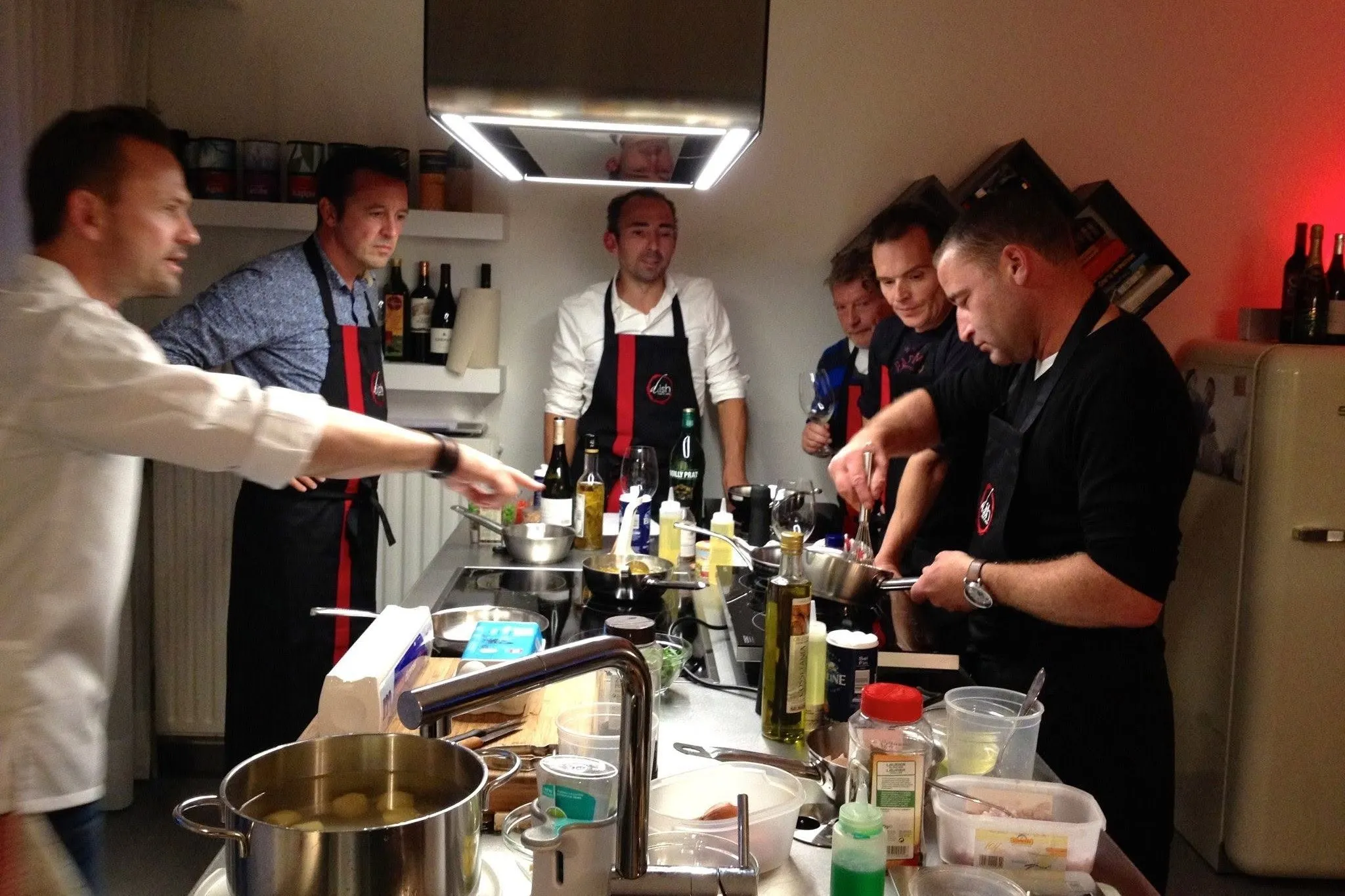 Chef begeleidt deelnemers tijdens een d.ish kookworkshop